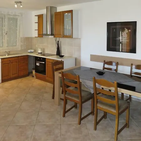 Dona Yellow Apartment